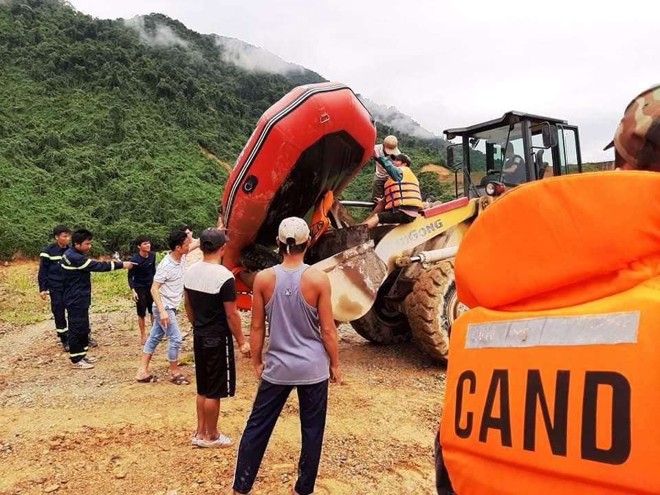 Công an tiếp cận thủy điện Rào Trăng 3, không còn dấu vết nhà điều hành - 8 Công an tiếp cận thủy điện Rào Trăng 3, không còn dấu vết nhà điều hành - 8