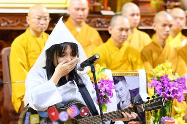 Con gái Vân Quang Long khóc khi hát "Ba kể con nghe" trong Lễ cầu siêu
