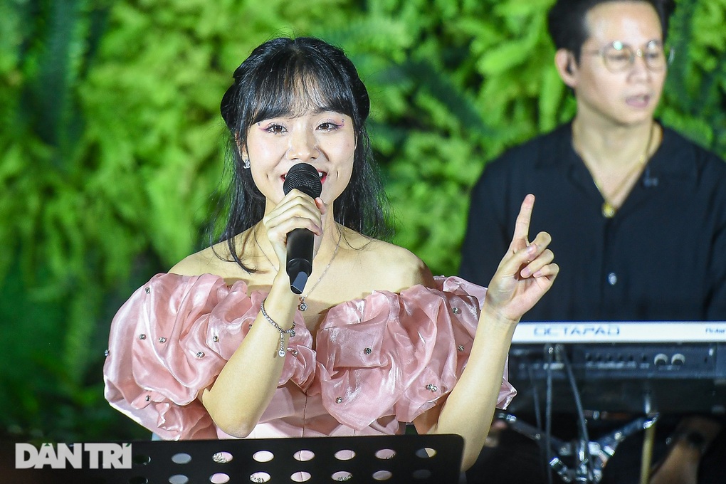 Sinh viên Đại học Thăng Long bùng nổ khi cover các bản nhạc hit - 7 Sinh viên Đại học Thăng Long bùng nổ khi cover các bản nhạc hit - 7