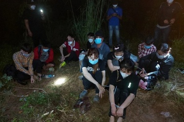 Người cha nức nở gặp lại con gái 17 tuổi được giải cứu từ Campuchia