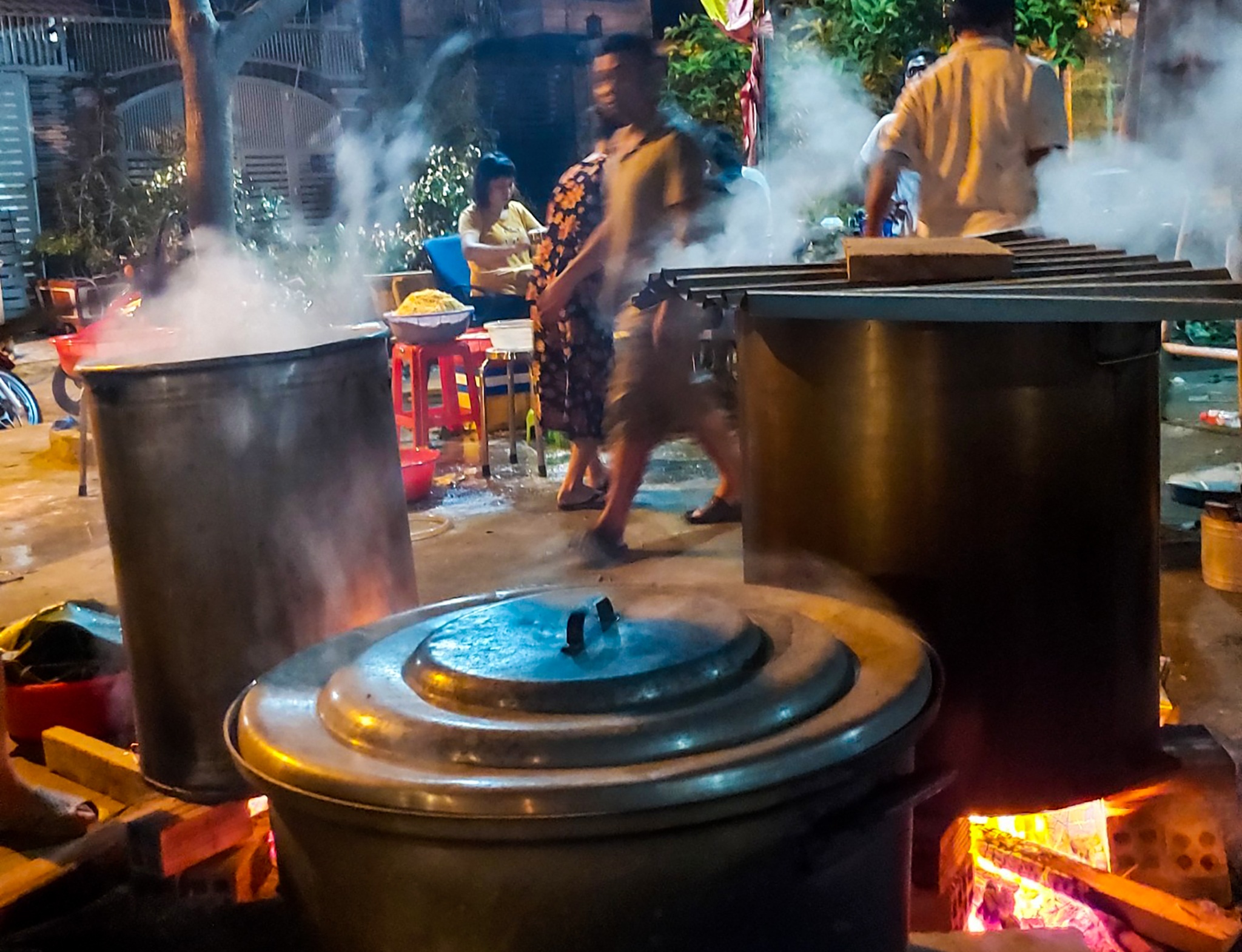 Trắng đêm gói bánh gửi đồng bào miền Trung ruột thịt - 9 Trắng đêm gói bánh gửi đồng bào miền Trung ruột thịt - 9