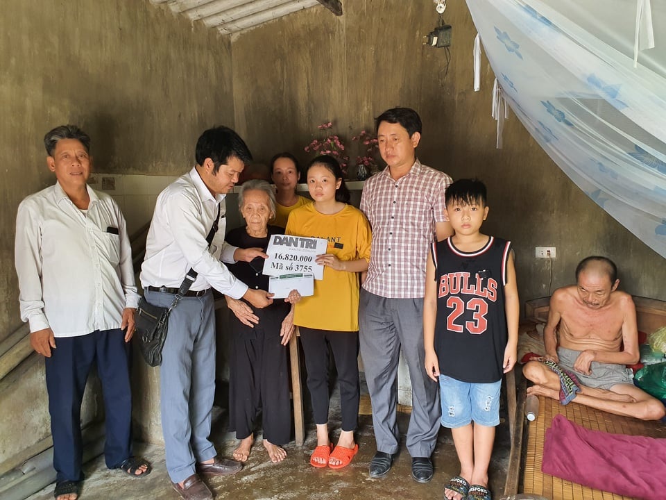 Bạn đọc Dân trí giúp đỡ gia đình thầy giáo ra đi đột ngột - 1 Bạn đọc Dân trí giúp đỡ gia đình thầy giáo ra đi đột ngột - 1
