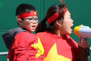 Hình ảnh người Việt ở Séc biểu tình phản đối Trung Quốc