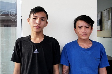 Hai thanh niên dàn cảnh mua thuốc lá rồi giật dây chuyền của chủ tiệm