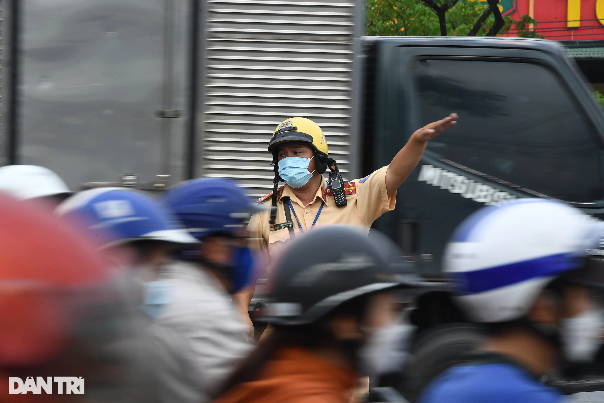 Người dân ùn ùn về quê nghỉ lễ, cửa ngõ phía Tây TPHCM kẹt cứng - 6 Người dân ùn ùn về quê nghỉ lễ, cửa ngõ phía Tây TPHCM kẹt cứng - 6