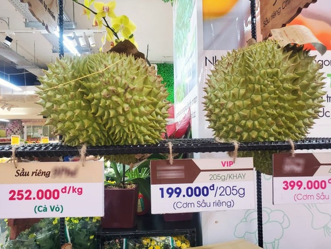 Nghịch cảnh: Giá sầu riêng nơi rẻ như cho, nơi phải mua đắt đỏ vì Covid-19 - Ảnh 2. Nghịch cảnh: Giá sầu riêng nơi rẻ như cho, nơi phải mua đắt đỏ vì Covid-19 - Ảnh 2.