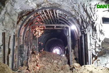 Sạt lở hầm Bãi Gió khiến đường sắt Bắc - Nam tê liệt