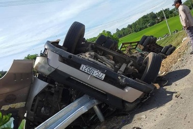 Giải cứu 2 người trong chiếc xe container lật ngửa