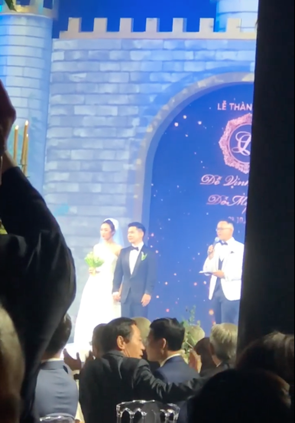 Rò rỉ hình ảnh lễ cưới thắt chặt an ninh của con trai bầu Hiển và Mỹ Linh - 2 Rò rỉ hình ảnh lễ cưới thắt chặt an ninh của con trai bầu Hiển và Mỹ Linh - 2