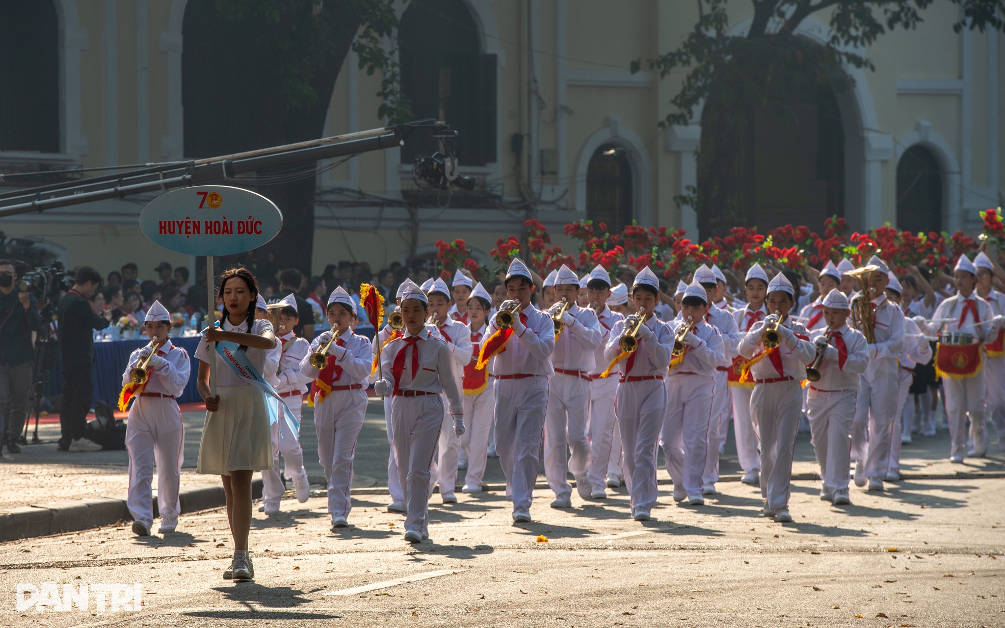 Hampir 3.000 orang berbaris untuk merayakan 70 tahun Pendidikan di Hanoi - 5 Gần 3.000 người diễu hành kỷ niệm 70 năm ngành Giáo dục ở Hà Nội - 5