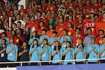 Đội tuyển nữ đến sân khích lệ tinh thần cho U22 Việt Nam