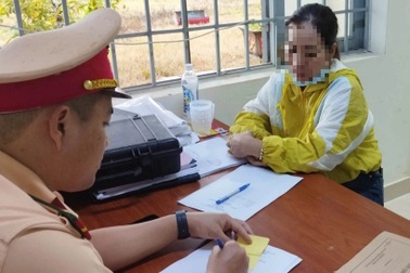 Người phụ nữ vừa lái ô tô vừa cầm micro hát karaoke đã đến công an làm việc