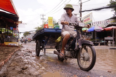 Con đường đau khổ tại TPHCM: Chậm sửa vì còn chờ... duyệt!