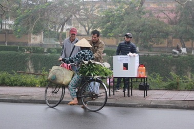 Ấm lòng thùng bánh mì miễn phí cho người lao động nghèo