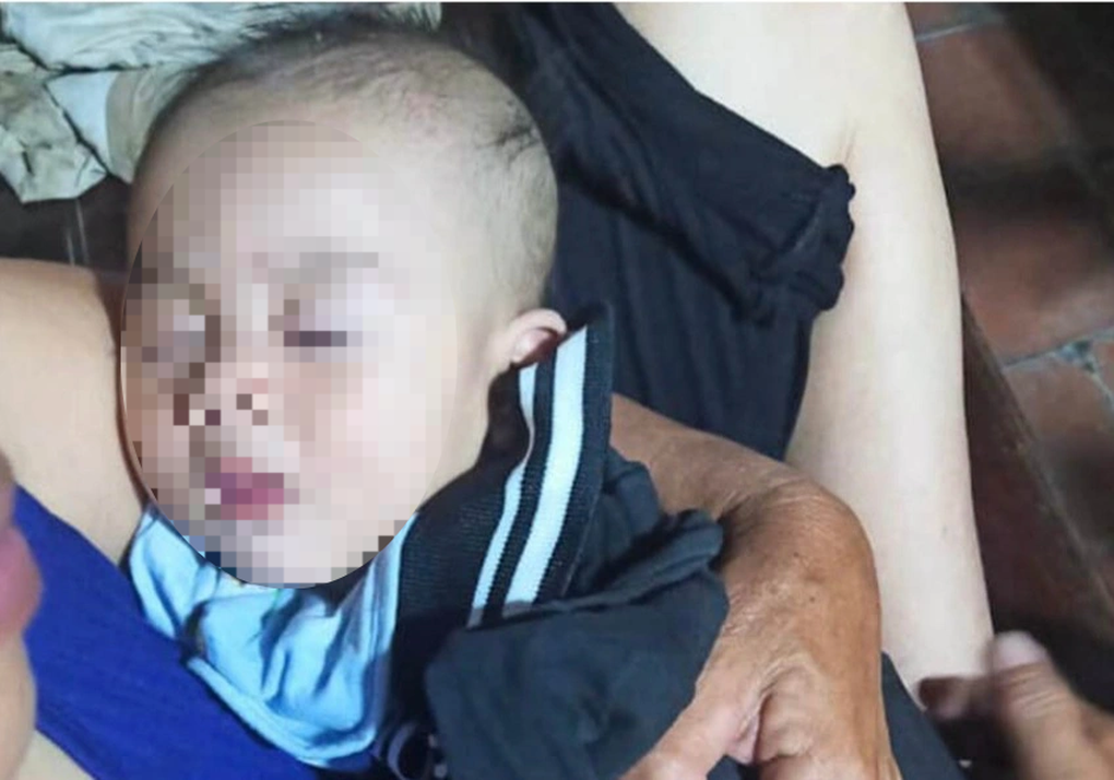 Bé trai 5 tháng tuổi bị người đi ô tô bỏ lại ven đường - 1 Bé trai 5 tháng tuổi bị người đi ô tô bỏ lại ven đường - 1
