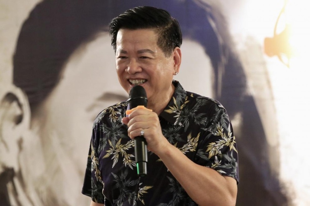 Peter Pho trở lại với tản văn kể chuyện đời thường Chém theo chiều gió - 1 Peter Pho trở lại với tản văn kể chuyện đời thường “Chém theo chiều gió”