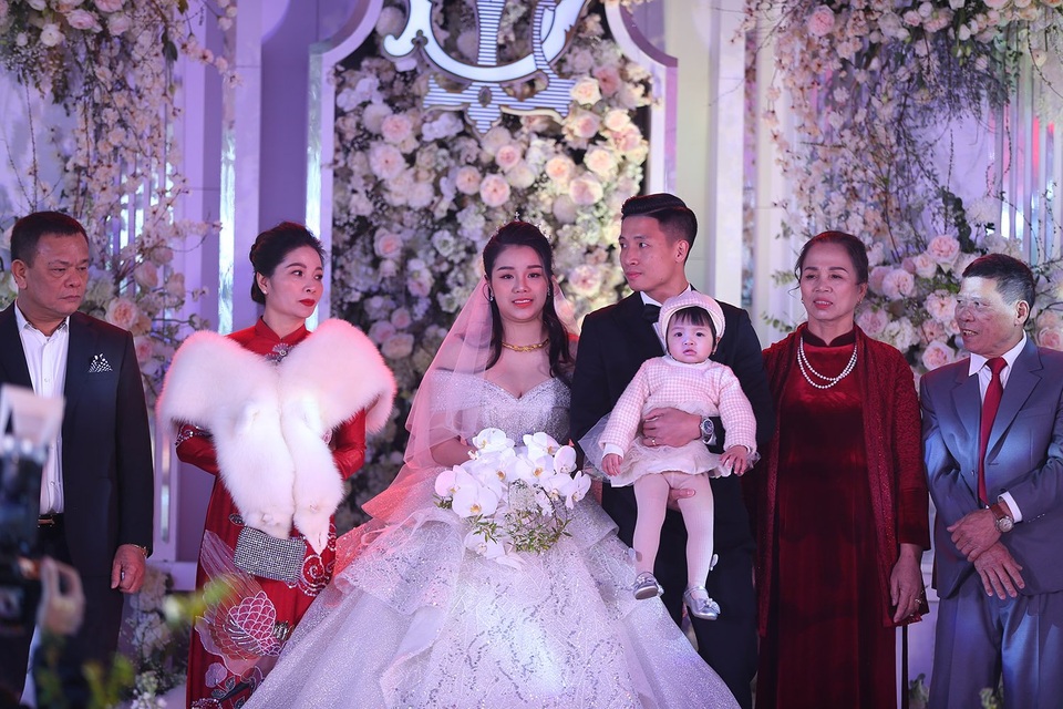 Đám cưới Tiến Dũng và Khánh Linh: Gần 2000 khách, bất ngờ quà cảm ơn - 3 Đám cưới Tiến Dũng và Khánh Linh: Gần 2000 khách, bất ngờ quà cảm ơn - 3