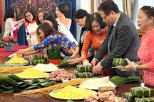 Đại sứ quán Việt Nam tại Nga gói bánh chưng đón Tết Nhâm Dần