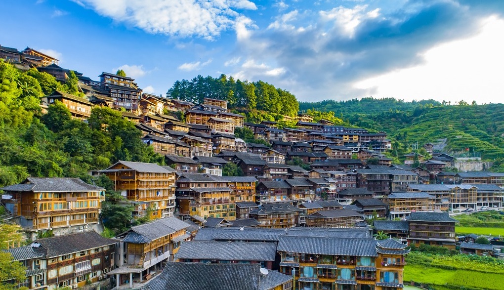 Nhà gỗ cổ cháy dữ dội, hai khách Trung Quốc liều mình nhảy lầu thoát thân - 3