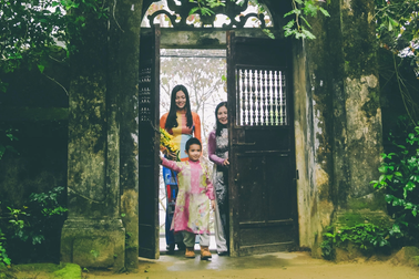 Bi hài chuyện xông đất: Bị ốm chỉ chờ ngoài ngõ, con gái không được vào nhà