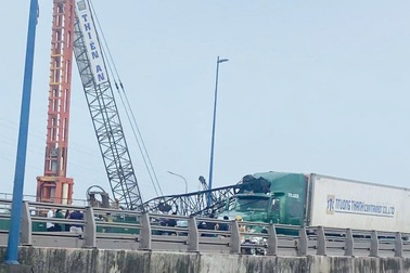 Cần cẩu sập đè ô tô ở TPHCM, đơn vị thi công bồi thường gần 400 triệu đồng