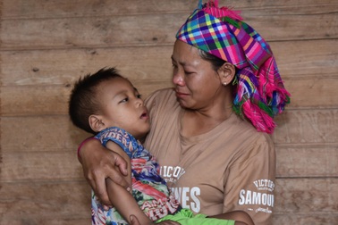 Người mẹ trẻ dân tộc Hà Nhì gồng mình nuôi con bại não, chồng viêm gan cấp