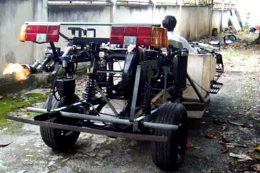 Giấc mơ chế tạo xe lưỡng cư của ông thợ máy ở Bình Dương