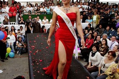 Xem các nữ tù nhân Nga thi Hoa hậu