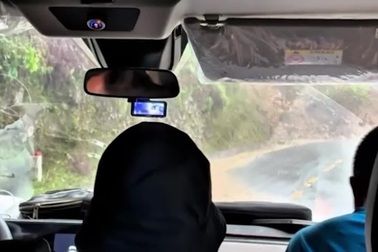 Khoảnh khắc nhóm du khách đối diện với ranh giới sinh tử