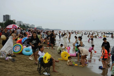 Khung cảnh trái ngược trong 2 ngày cuối tuần ở biển Sầm Sơn