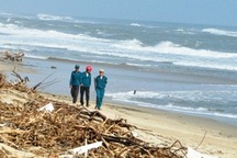 Sóng lớn hất văng một ngư dân xuống biển