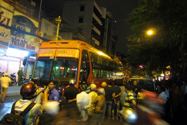 Va chạm với xe máy, bị xe khách cán chết