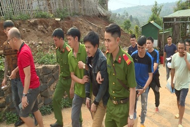 Đối tượng bán ma túy cố thủ trong nhà cùng 6 khẩu súng