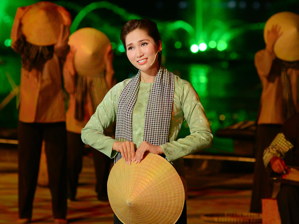 Hoa hậu cải lương Như Huỳnh xúc động hát tại Lễ hội sông nước TPHCM - 1 Hoa hậu cải lương Như Huỳnh xúc động hát tại Lễ hội sông nước TPHCM - 1