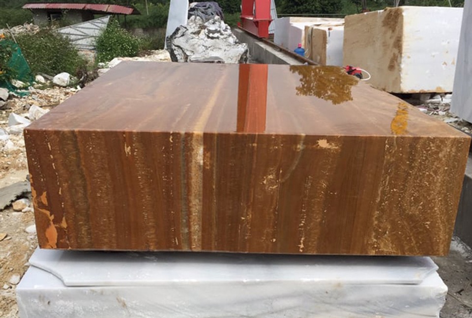 Sập bằng đá quý vàng óng, nặng tới 7 tấn, đại gia Hà Nội hét hơn tỷ đồng - 4 Sập bằng đá quý vàng óng, nặng tới 7 tấn, đại gia Hà Nội hét hơn tỷ đồng - 4