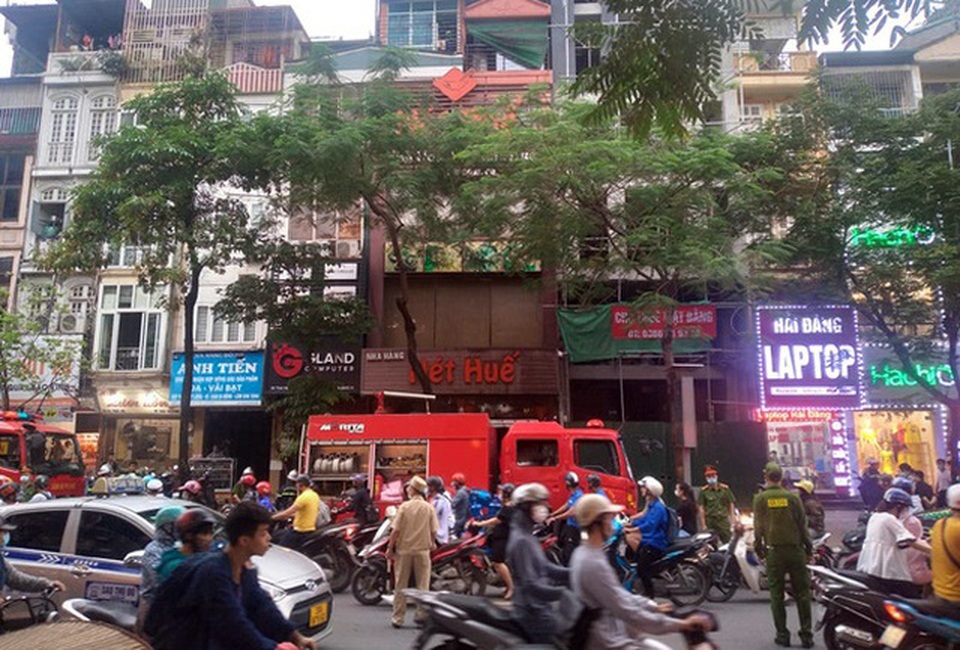 Hà Nội: Cháy nhà hàng Nét Huế, phố Thái Hà tắc nghẹt trong giờ cao điểm - 2