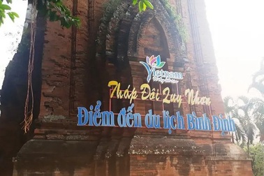 “Giật mình” khi tháp Chăm ngàn năm tuổi bị khoan đục để treo biển