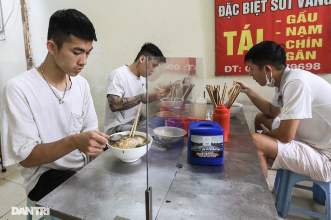 Hà Nội: Hàng loạt quán ăn vỉa hè lắp vách ngăn giọt bắn chống Covid-19 - 7 Hà Nội: Hàng loạt quán ăn vỉa hè lắp vách ngăn giọt bắn chống Covid-19 - 7