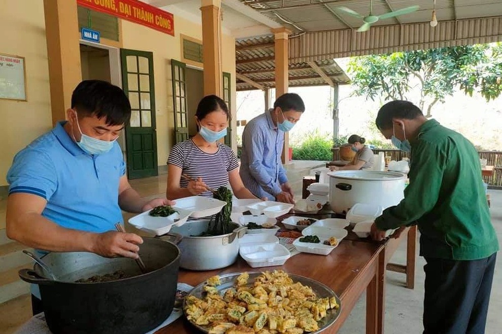 Người dân nghèo biên giới lên rừng hái sản vật ủng hộ khu cách ly - 8 Người dân nghèo biên giới lên rừng hái sản vật ủng hộ khu cách ly - 8