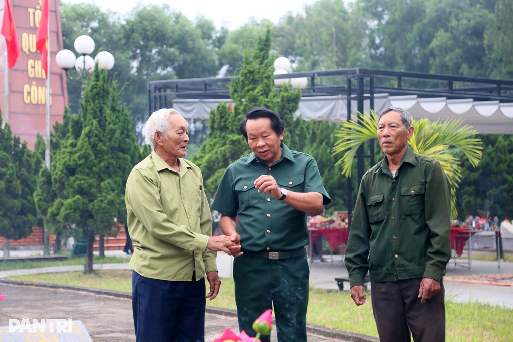 Dâng hương tri ân liệt sỹ, tặng quà thanh niên xung phong khó khăn - 2 Dâng hương tri ân liệt sỹ, tặng quà thanh niên xung phong khó khăn - 2