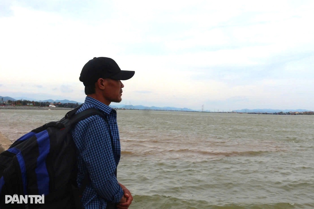 Vụ 2 tàu cá chìm trong bão: Nỗi đau mang theo trong chiếc ba lô trở về quê - 4 Vụ 2 tàu cá chìm trong bão: Nỗi đau mang theo trong chiếc ba lô trở về quê - 4