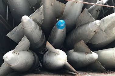 Lập biên bản 2 xe tải chở hàng chục bình chứa nhiên liệu nghi của máy bay