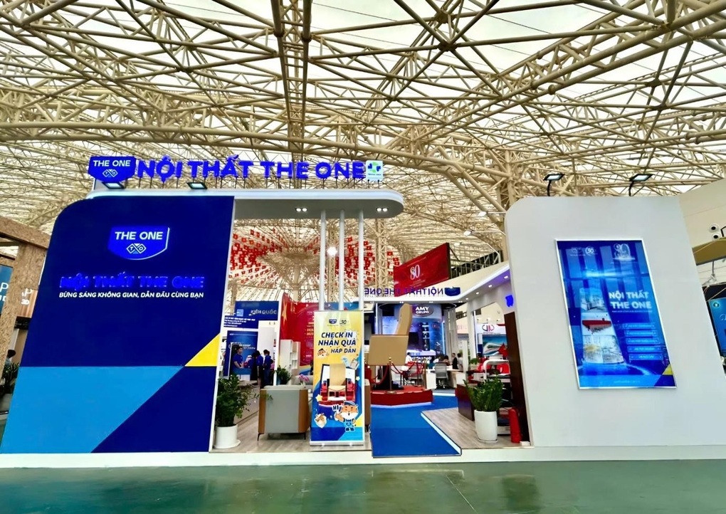 Chiêm ngưỡng ghế The One cao 2,5m của gian hàng Nội thất The One tại Triển lãm A80 - 1 Chiêm ngưỡng ghế The One cao 2,5m của gian hàng Nội thất The One tại Triển lãm A80 - 1