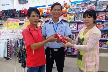 Bảo vệ siêu thị trả lại 70 triệu đồng cho khách để quên