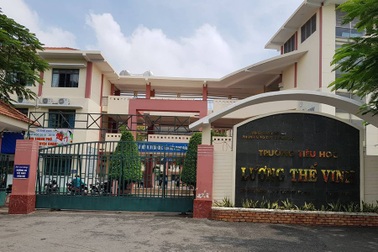 TPHCM: Đình chỉ thầy giáo tát, đá học trò