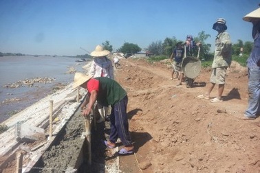 Công nhân làm việc trong cái nóng đổ lửa