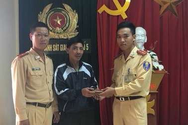 Hà Nội: CSGT trả lại gần 13 triệu đồng cho người đánh rơi