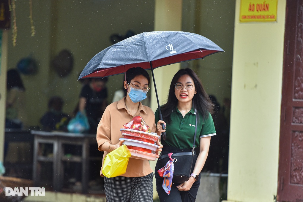 Mưa lớn kéo dài, Phủ Tây Hồ Hà Nội vắng vẻ trong ngày rằm tháng 7 - 10 Mưa lớn kéo dài, Phủ Tây Hồ Hà Nội vắng vẻ trong ngày rằm tháng 7 - 10