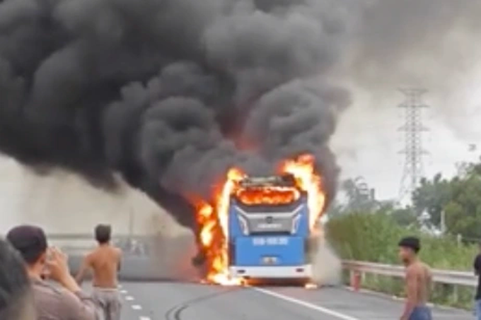 Xe giường nằm cháy dữ dội trên cao tốc, hơn 30 hành khách thoát nạn - 1