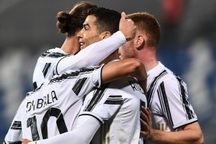 C.Ronaldo bị lu mờ, Juventus thắng nghẹt thở Inter trong cơn mưa bàn thắng